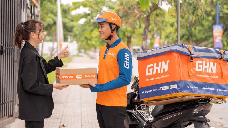 Shipper của đơn vị GHN Express giao hàng cho khách hàng (Nguồn: GHN Express)