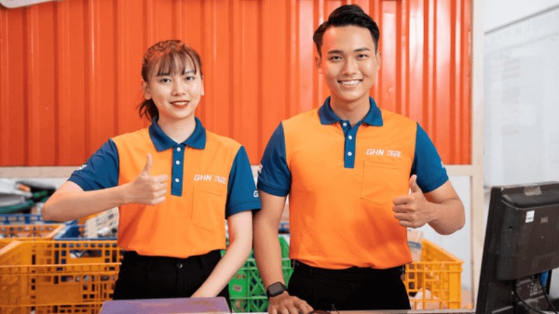 Nhân viên hỗ trợ tuyển shipper GHN tại văn phòng công ty Giao Hàng Nhanh (Nguồn: Giao Hàng Nhanh)