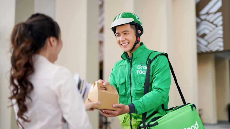 Shipper GrabFood giao đồ ăn cho khách hàng (Nguồn: Grab)